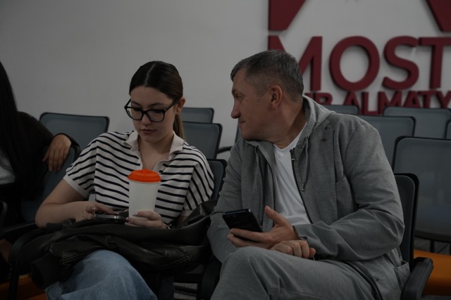 Группа обсуждает выводы после мероприятия