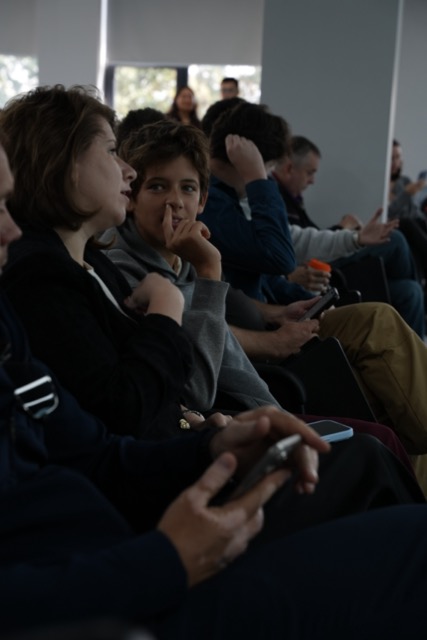 Основатель презентует проект перед инвесторами