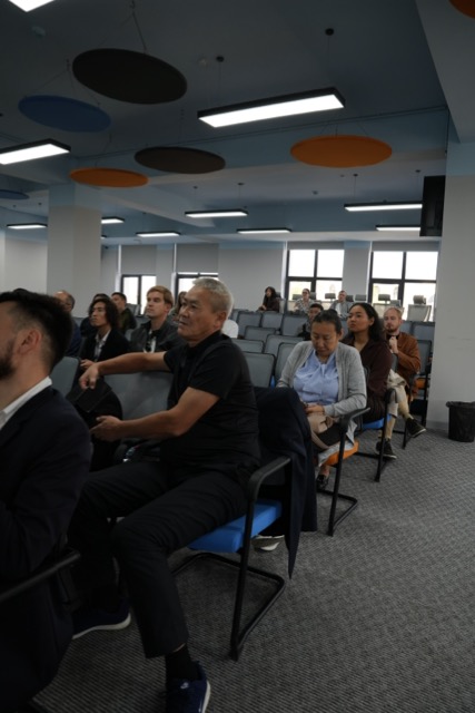 Инвестор делает пометки во время питча