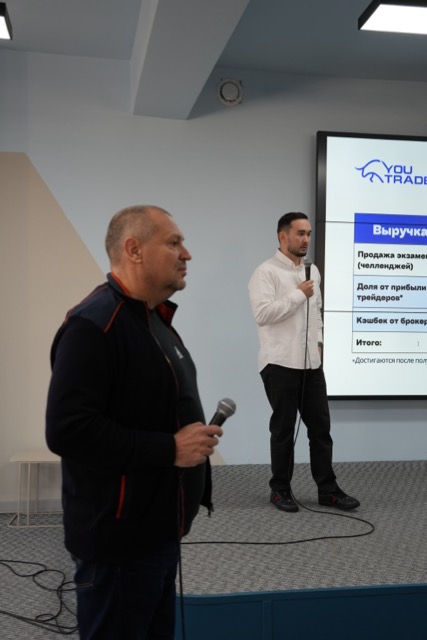 Команда обсуждает стратегию привлечения капитала