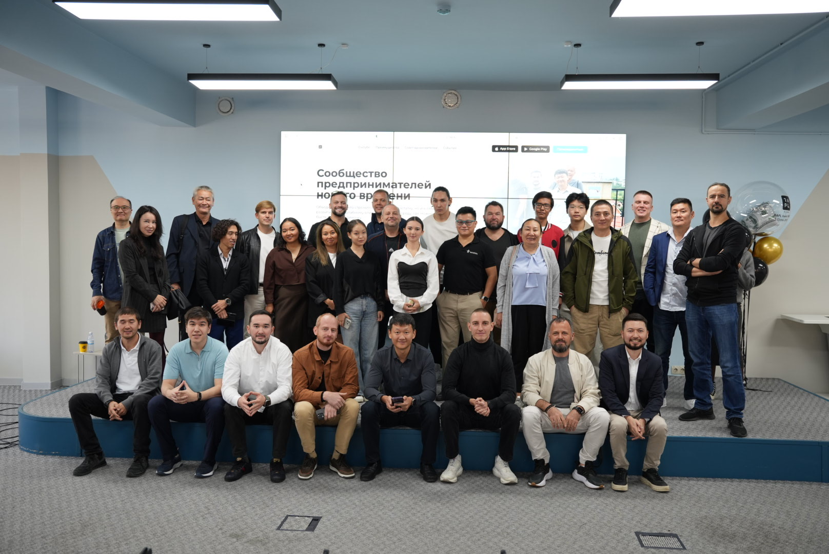 Фасилитатор задаёт вопросы группе