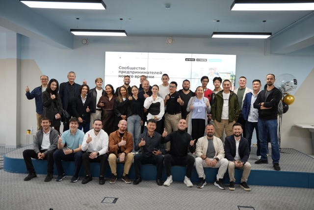 Команда анализирует данные на ноутбуках