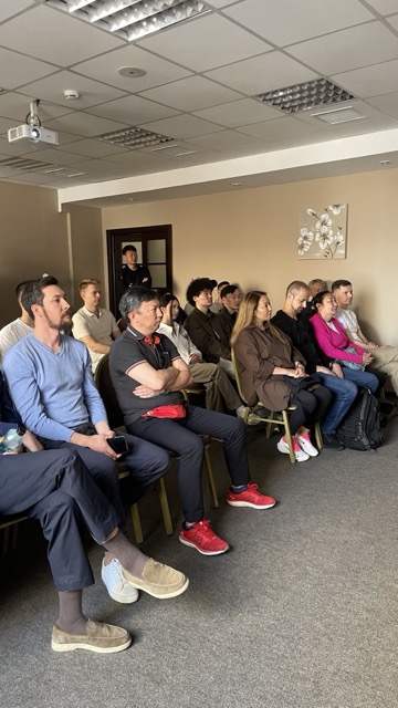 Участники общаются на кофе-брейке