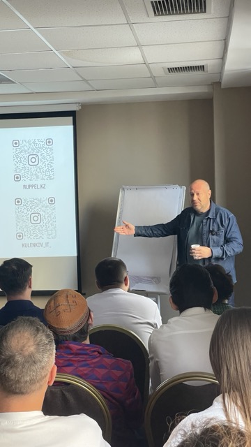 Группа предпринимателей общается за столом