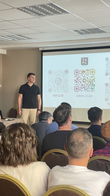 Люди обмениваются контактами