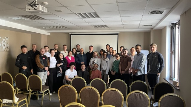 Участники смеются во время мероприятия