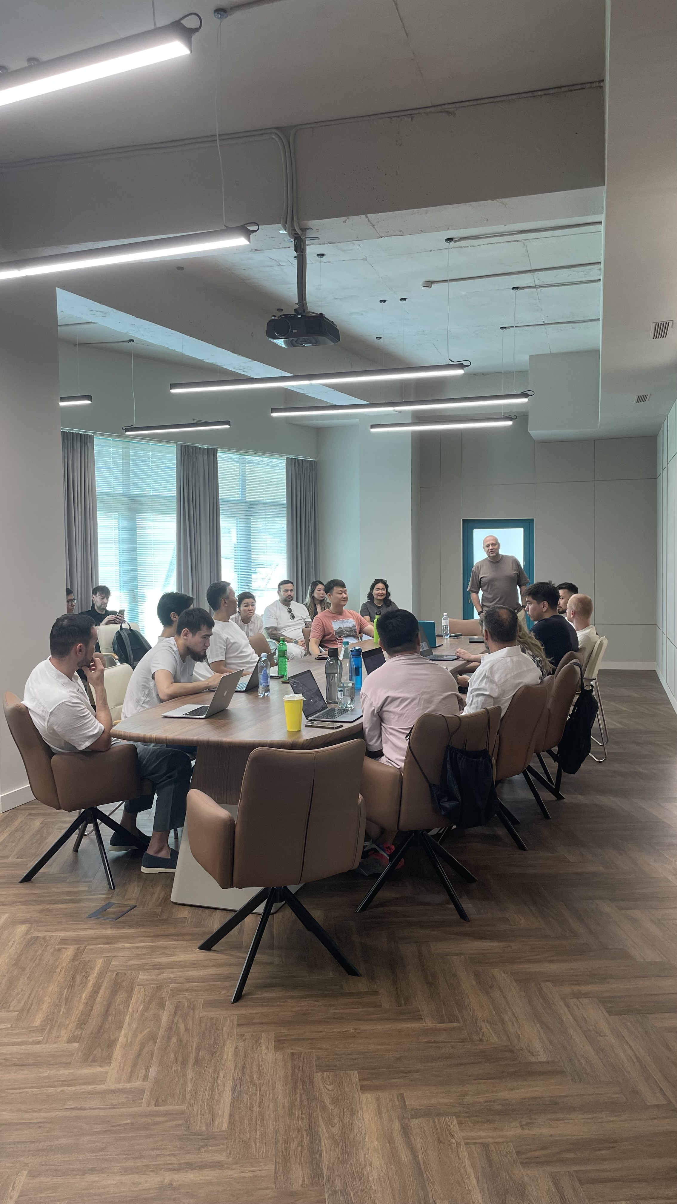 Спикер выступает на сцене