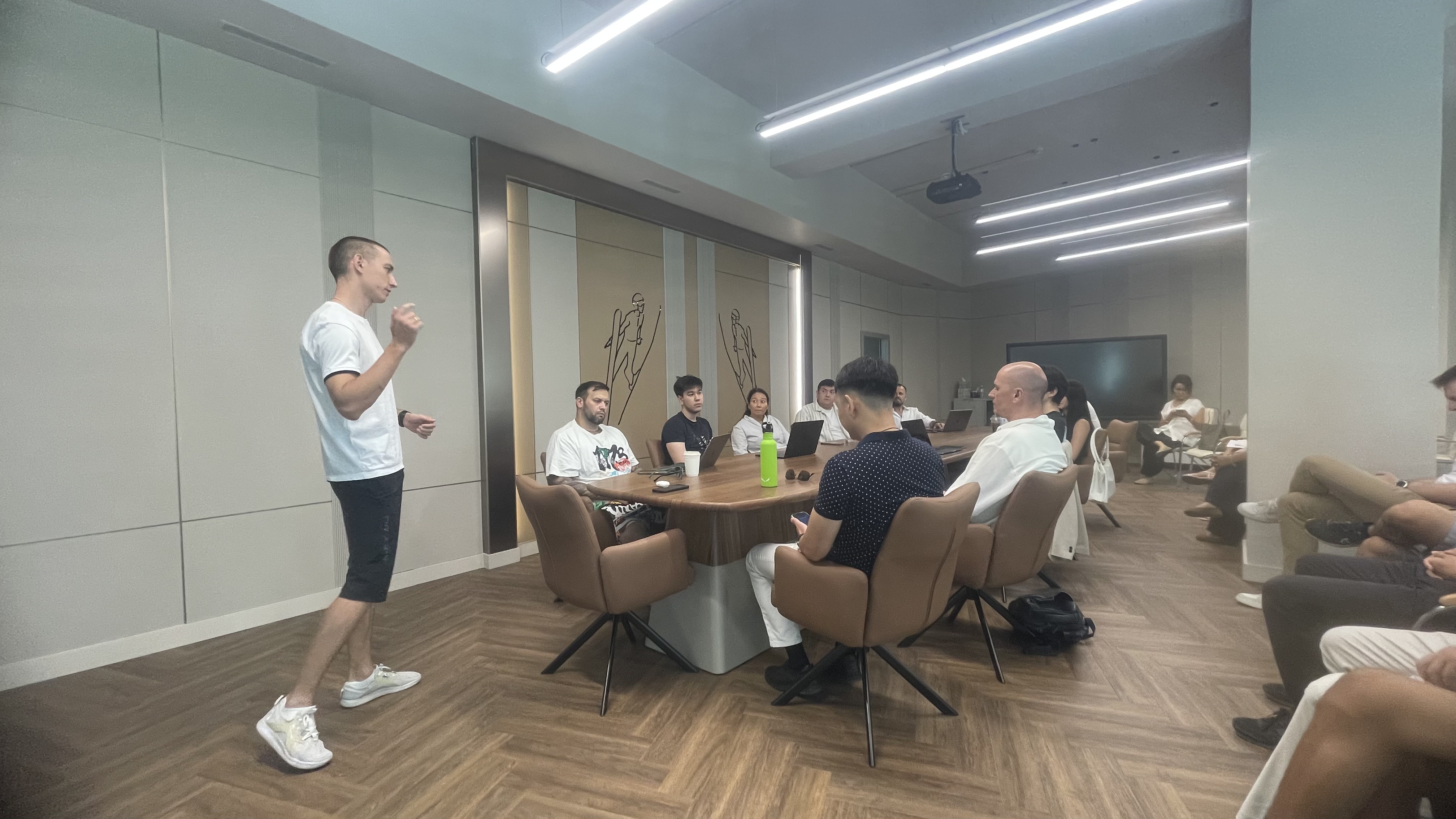 Команда работает над задачей