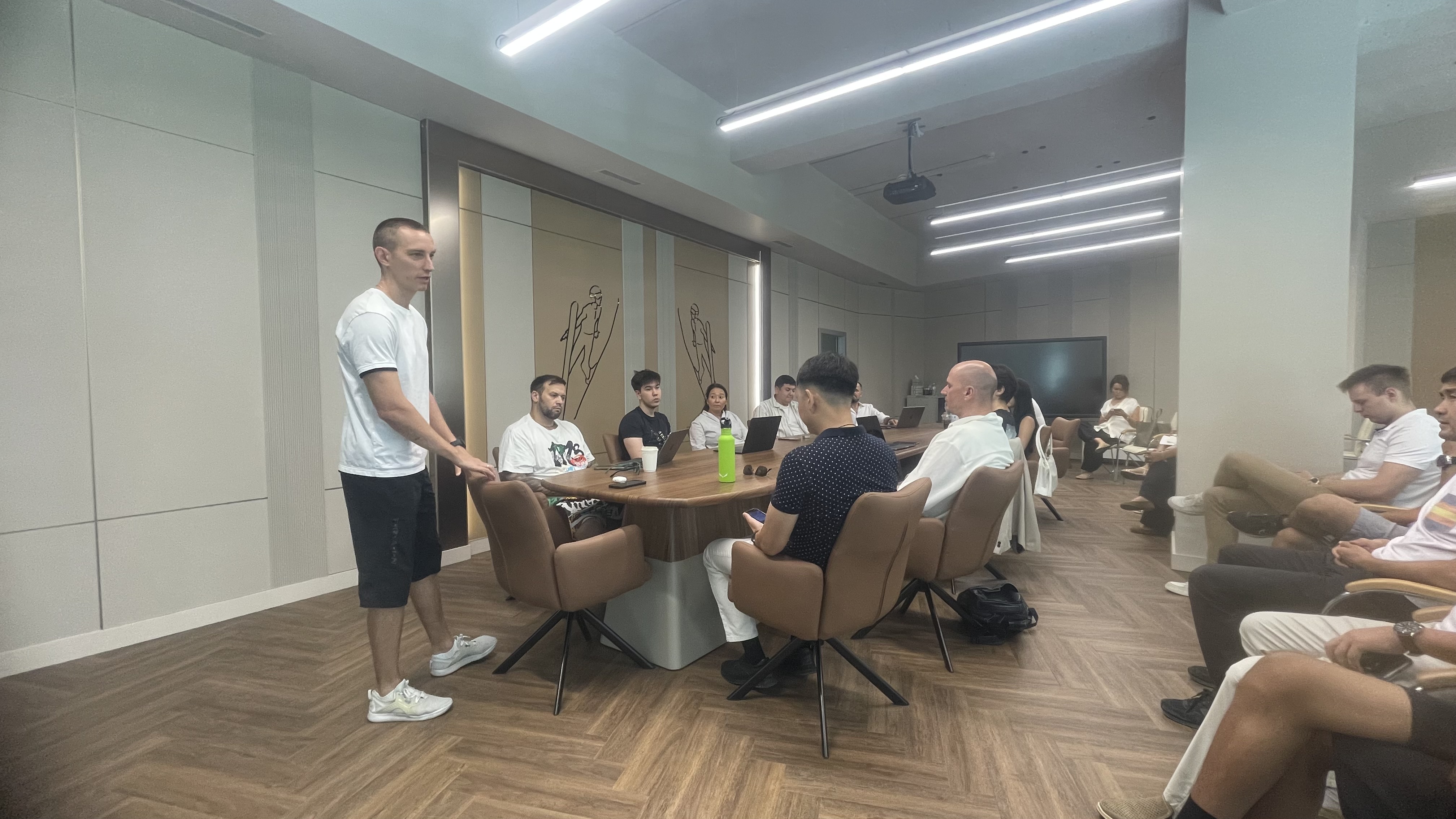 Участники аплодируют спикеру